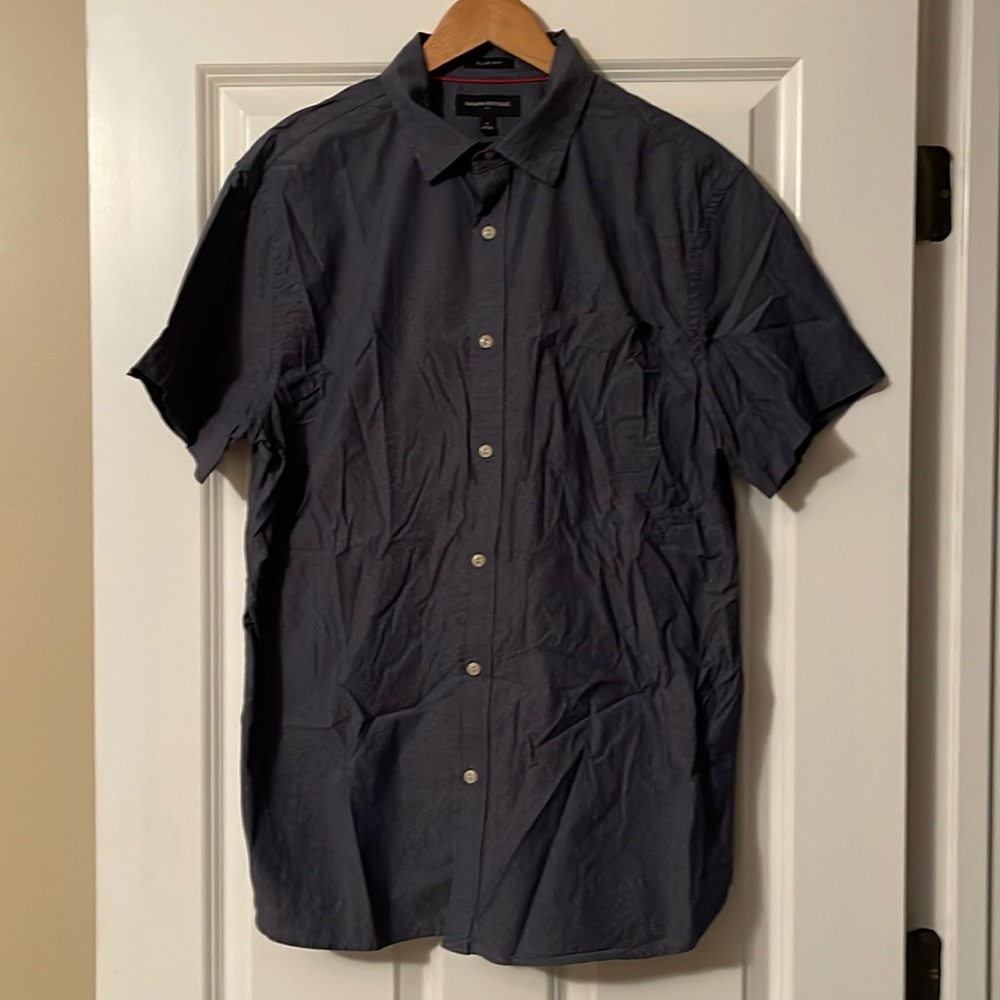 Short sleeve slim fit 100% cotton button-down shirt